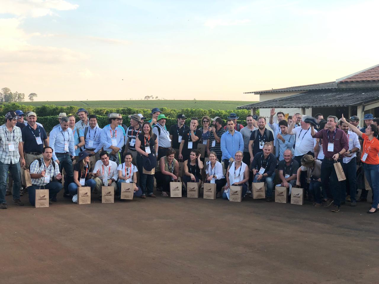 Grupo com todos os representantes de mais de 15 países que conheceram a produção da Labareda Café (Foto: Divulgação)